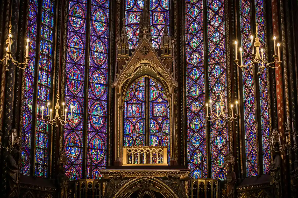 Sainte-Chapelle'in üst şapelindeki apsisteki kutsal emanet tribününün çevresinde parlayan vitray pencereler, Paris